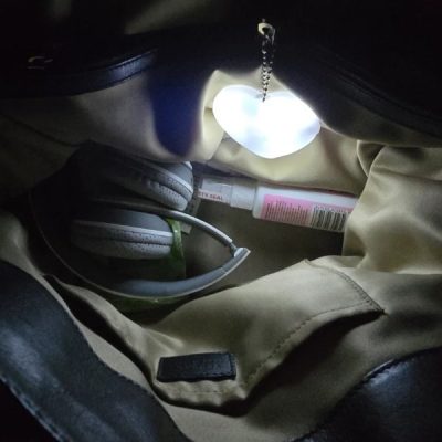 LED висулка с активиране при допир за раници, чанти и ключове | HEARTIGLO